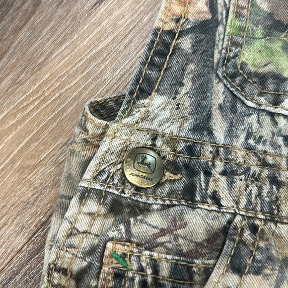 John Deere Camo Print Boys Bib Overalls Sz 5 front pockets & adjustable straps - Picture 5 of 10